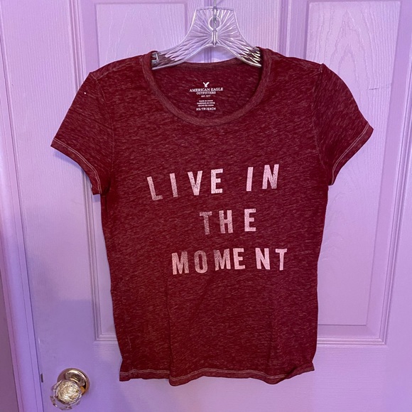 American Eagle Outfitters Tops - 🌺 American Eagle 🦅 maroon t-shirt!!!